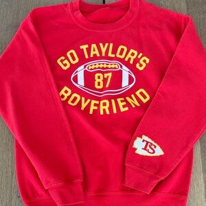 Go Taylors boyfriend Red Graphic Sweatshirt small